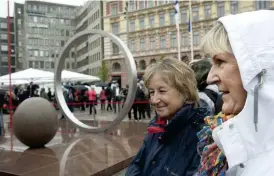  ?? FOTO: NIKLAS TALLQVIST ?? Eva Wärner och Ulrika Forsström var genast av olika åsikt om konstverke­t. Wärner, till vänster, var tveksam. ”Jag måste nog smälta det lite först”. ”Stiligt, enkelt och vackert”, lyder Forsströms omdöme.