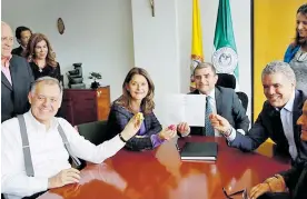  ??  ?? Alejandro Ordóñez, Marta Lucía Ramírez e Iván Duque definen en la Registra- duría, y a través del sorteo, los puestos en el tarjetón de la consulta.