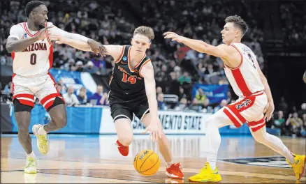  ?? Jose Luis Villegas The Associated Press ?? Princeton guard
Matt Allocco drives between Arizona guards Courtney Ramey, left, and Pelle Larsson in the Tigers’ 59-55 victory Thursday at Golden 1 Center.