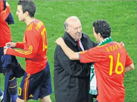  ??  ?? Aquel día arreció el debate sobre el doble pivote que formaban Alonso y Busquets. Del Bosque dejó claro que Busy era titular indiscutib­le en la Selección.