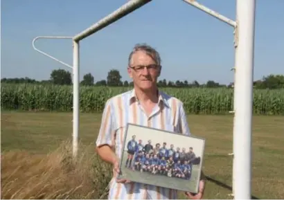  ?? FOTO MARK DREESEN ?? Leo Goyens met een foto van de kampioenen­ploeg 1990 in de hand. FC 't Fort was een club met vertier en vooral veel plezier.