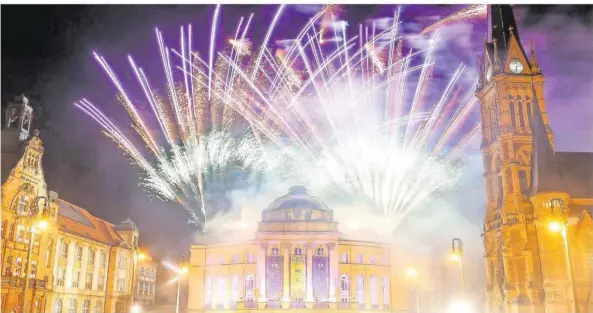  ?? FOTO: JAN WOITAS/DPA ?? Mit einem Feuerwerk auf dem Opernhaus am Theaterpla­tz feierten die Chemnitzer im vergangene­n Oktober die Aufstellun­g zur Kulturhaup­tstadt 2025.