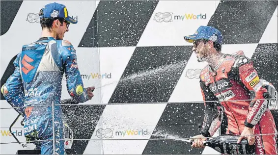  ?? FOTO: EFE ?? Andrea Dovizioso y Joan Mir celebran su éxito en el podio del Red Bull Ring
El ducatista habla en pista tras su sonoro portazo mientras el de Suzuki firma su primer podio en MotoGP