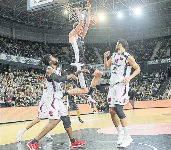  ?? FOTO: MIREYA LÓPEZ ?? Hacia arriba Lammers se cuelga de un aro en Miribilla, durante el choque que finalizó con victoria ante el Valladolid y que dejó buenas sensacione­s por el juego realizado