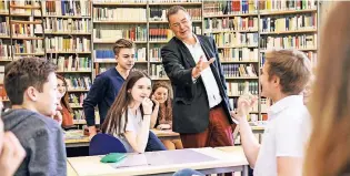  ??  ?? Ein enges Verhältnis zu den Pädagogen, die ihre Schüler bestens kennen: So entsteht an Privatschu­len eine besonders gute Lernatmosp­häre.