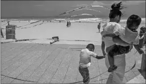  ??  ?? Politietap­e weerhield bezoekers van Miami Beach er niet van om het afgesloten strand te bezoeken. (Foto: NOS)