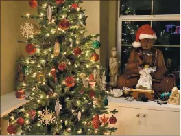  ?? PHILIP M. GEIGER — SPECIAL TO THE HERALD ?? Annee Martin fills her home with lights on the tree, woven through the branches and boughs of wreaths and garlands.