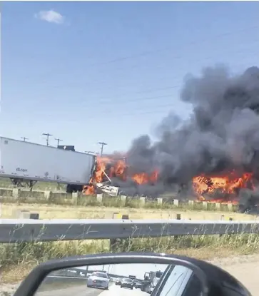  ?? PHOTO D’ARCHIVES ?? La violente collision en chaîne a causé un incendie en bordure de l’autoroute 440, le 5 août 2019. Quatre personnes ont perdu la vie et une quinzaine ont été blessées.