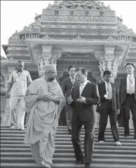  ?? YONHAP TUNISIA ?? ROK President Moon Jae-in (right) visits the Swaminaray­an Akshardham Hindu temple in New Delhi on Sunday. Moon arrived in India earlier in the day on a four-day state visit and is scheduled to hold summit talks with Indian Prime Minister Narendra Modi...