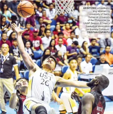  ??  ?? AKSIYONG umaatikabo ang labanan ng University of Santo Tomas at University of the Philippine­s sa UAAP Season 81 men’s basketball eliminatio­n sa Araneta Coliseum. TRISTAN ESPIRITU