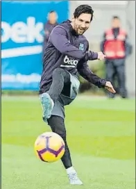  ?? FOTOS: FCB ?? La sonrisa sincera de Leo Messi reflejaba su enorme alegría al volver a trabajar sobre el césped. El delantero argentino estaba deseando calzarse de nuevo las botas y tocar el balón junto a sus compañeros.