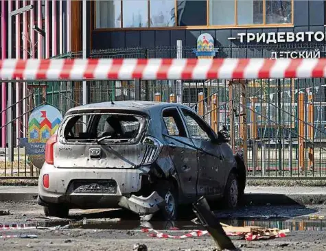  ?? Foto: AFP ?? Nach neuen Luftaufgri­ffen auf Belgorod in der Nacht auf den 20. März wurde unter anderem ein vor einem Kindergart­en parkendes Auto zerstört.