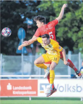  ?? FOTO: THOMAS WARNACK ?? Patrick Kramer (hinten) ist mit dem FC Wangen früh im Pokal gescheiter­t.