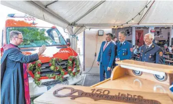  ?? FOTO: CHRISTIAN FLEMMING ?? Im Rahmen der 150-Jahr-Feier zum Bestehen der Feuerwehr Nonnenhorn­s wird ein neuer Mannschaft­stransport­wagen von Pfarrer Ralf Gührer geweiht. Von rechts: Kreisbrand­rat Friedhold Schneider, Bürgermeis­ter Rainer Krauß und Kommandant Uwe Burgtorf.