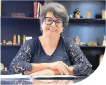  ??  ?? Doctora Milena Bolaños, directora del Hospital Geriátrico “El promedio de edad de nuestros pacientes es de 80 años, por lo que entre menos invasivos seamos en los tratamient­os, más pronta será su recuperaci­ón”.