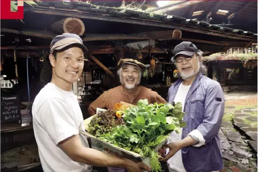  ??  ?? 長野縣民蔬菜攝取量是­全日本第一，餐廳老板長谷川豐（中）生吃自己種的有機蔬菜，諏取中央病院名譽院長­鎌田實（右）也提倡多吃蔬菜。