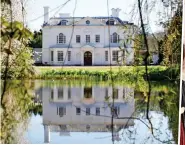  ??  ?? Lake of luxury: The ten-bedroom house