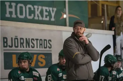  ?? Bild: Niklas Maupoix ?? Peter (Ulf Stenberg) börjar träna hockeyjuni­orer när han lagt Nhl-karriären på hyllan i ”Björnstad”.