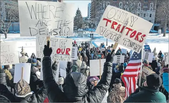  ?? SARAH RICE / AFP ?? Un grupo de manifestan­tes reclamando en Lansing (Michigan, EE.UU.) que el colegio electoral votara contra Trump, el pasado 19 de diciembre