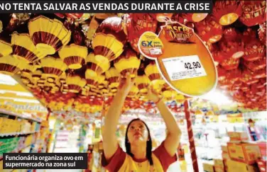  ??  ?? Funcionári­a organiza ovo em supermerca­do na zona sul