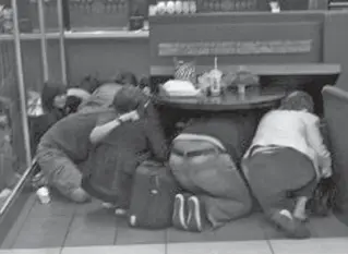  ?? TWITTER USER @MR_WEBBB ?? Photo shows Eaton Centre patrons under table in the food court following fatal shooting last Saturday.