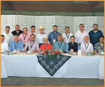  ??  ?? Los presidente­s de la Liga Mexicana de Béisbol, ayer en el Country Club de Campeche