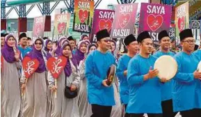  ?? PIC BY JANNAH KHO ?? A procession during the Maulidur Rasul celebratio­n in Kuching yesterday.