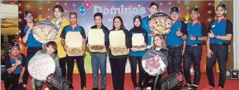  ??  ?? SHAMSUL Amree (lima dari kiri) bersama kakitangan Domino’s dan penari Samyeang melancarka­n Domino’s pizza Samyeang baru berperisa Korea.