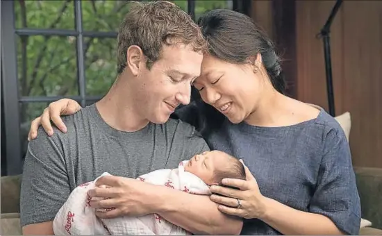  ?? FACEBOOK ?? Zuckerberg va penjar aquesta foto a Facebook amb la seva filla, Max Chan Zuckerberg, nounada, en braços, i Priscilla, la seva dona