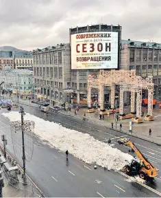 ??  ?? Artificial snow is dumped in Moscow as the city faces its warmest December on record