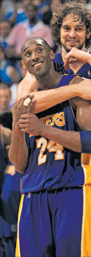  ?? ?? Pau Gasol abraza a Kobe Bryant tras ganar el anillo de 2009.