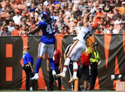  ?? TIM PHILLIS — FOR THE NEWS-HERALD ?? KhaDarel Hodge eyes a pass during the Browns’ victory over the Giants Aug. 22 at FirstEnerg­y Stadium.