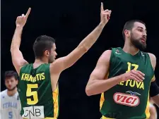  ??  ?? Gioia e dolore A sinistra Mantas Kalnietis (di spalle, 14 punti) e il miglior realizzato­re Jonas Valanciuna­s (26). A destra Danilo Gallinari (17) e Andrea Bargnani (21) (Afp)