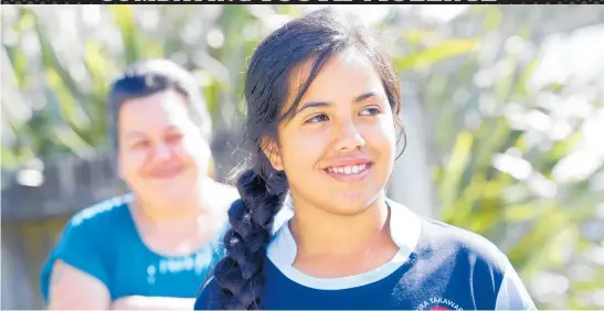  ?? Photo / Michael Cunningham ?? Whanga¯ rei Intermedia­te School student Aurora Makara, with mum Moana Miru-Makara in the background, was sticking up for friends the day she was allegedly assaulted.