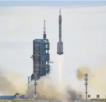  ??  ?? Despegue del cohete chino Shenzhou-12, con tres astronauta­s.