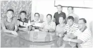  ??  ?? CHONG (duduk, tengah) merakamkan gambar kenangan bersama Ahli Jawatankua­sa Persatuan Pembaiki Automobil Sabah.