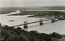  ?? ?? Most přes Dněpr v Kyjevě, jejž pomáhal v březnu 1918 hájit Vladimír Kajdoš (na snímku v hodnosti kapitána)