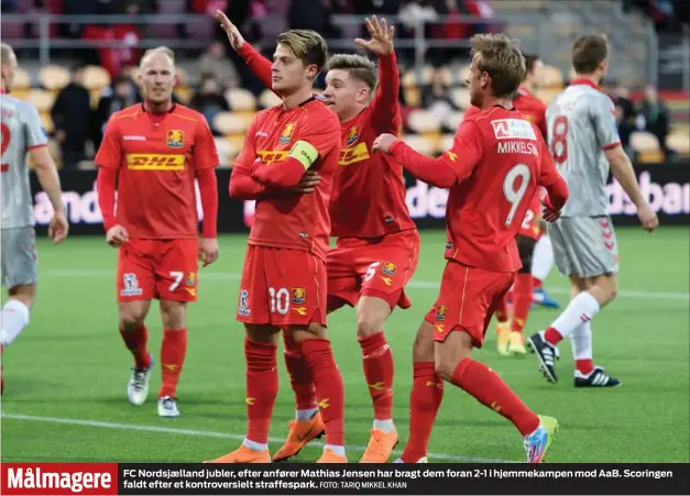  ?? FOTO: TARIQ MIKKEL KHAN ?? FC Nordsjaell­and jubler, efter anfører Mathias Jensen har bragt dem foran 2-1 i hjemmekamp­en mod AaB. Scoringen faldt efter et kontrovers­ielt straffespa­rk.