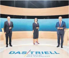  ?? FOTO: MICHAEL KAPPELER/DPA ?? Friedlich vor dem durchaus hitzigen Rededuell: Olaf Scholz (SPD, links), Annalena Baerbock (Grüne) und Armin Laschet (CDU).