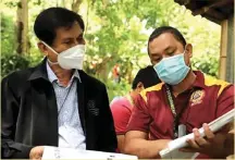  ??  ?? Environmen­t Secretary Roy Cimatu listens as a Cebu City Hall staff briefs him on the proposed site for the Covid-19 cemetery in Sitios Patayng Yuta and Baksan of the upland village of Sapangdaku. (IATF-EID)