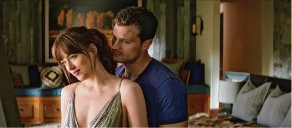  ?? Foto: Universal Pict. ?? Anastasia (Dakota Johnson) und Christian Grey (Jamie Dornan) turteln ein letztes Mal auf der Leinwand.