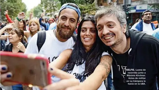  ??  ?? SELFIE. Luana de recorrida junto a Máximo Kirchner. Antes de militar en La Cámpora lo hacía en la UBA.