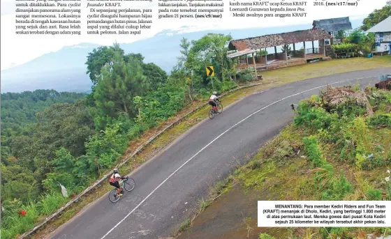  ?? ARI GANESA/JAWA POS ?? MENANTANG: Para member Kediri Riders and Fun Team (KRAFT) menanjak di Dholo, Kediri, yang bertinggi 1.800 meter di atas permukaan laut. Mereka gowes dari pusat Kota Kediri sejauh 25 kilometer ke wilayah tersebut akhir pekan lalu.