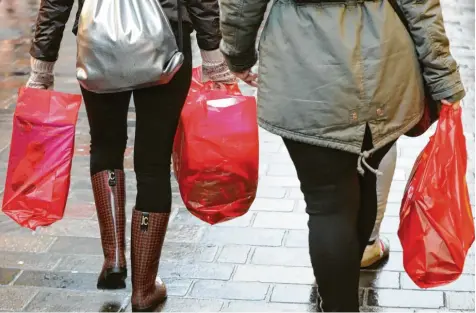  ??  ?? Während der Bund nur normale Supermarkt-Plastiktüt­en verbieten will, pocht Bayern darauf, das Verbot auszuweite­n – etwa auf Tüten von Bekleidung­sgeschäfte­n oder Obstbeutel. Symbolfoto: Bernd Wüstneck, dpa