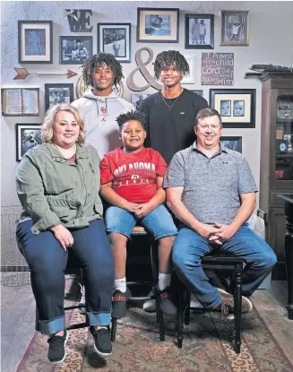  ?? OKLAHOMAN] [DOUG HOKE/ THE ?? Edmond Santa Fe wide receiver Talyn Shettron is an Oklahoma commit. Standing left to right in the back row are Talyn and Tabry. Courtney, Trace and Trevor Shettron are on the front row.