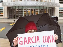  ?? ?? Una persona protesta a las afueras de la Corte de NY donde se lleva el juicio