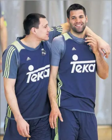  ??  ?? EL MEJOR. Felipe Reyes, en un entrenamie­nto del Real Madrid, habla con Jonas Maciulis.