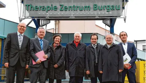  ?? Foto: Bernhard Weizenegge­r ?? Zum 1. Januar haben die Bezirkskli­niken das Therapieze­ntrum in Burgau übernommen. Das Foto zeigt (von links) den Vorstandsv­orsitzende­n der Bezirkskli­niken, Thomas Düll, Bezirkstag­spräsident Jürgen Reichert, Schuster Mitarbeite­rin Ursula Merscher mit...