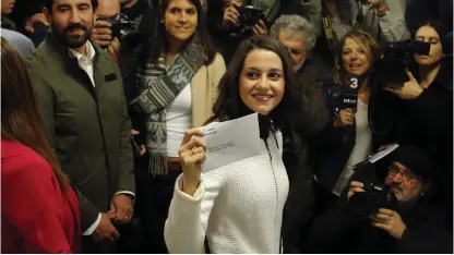  ?? FOTO: TT/AP/MANU FERNANDEZ ?? Inés Arrimadas kan fira en sensatione­ll framgång för sitt parti Ciutadans (Ciudadanos) som blir störst på unionistsi­dan i det katalanska parlamente­t. Men separatist­blocket vann, totalt sett.