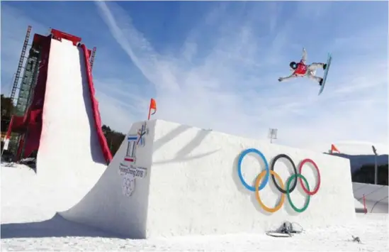  ??  ?? Spektakel verzekerd in big air. ‘Of dat voor waaghalzen is? Gescheurde ligamenten en gebroken botten neem ik erbij’, zegt Seppe Smits.©